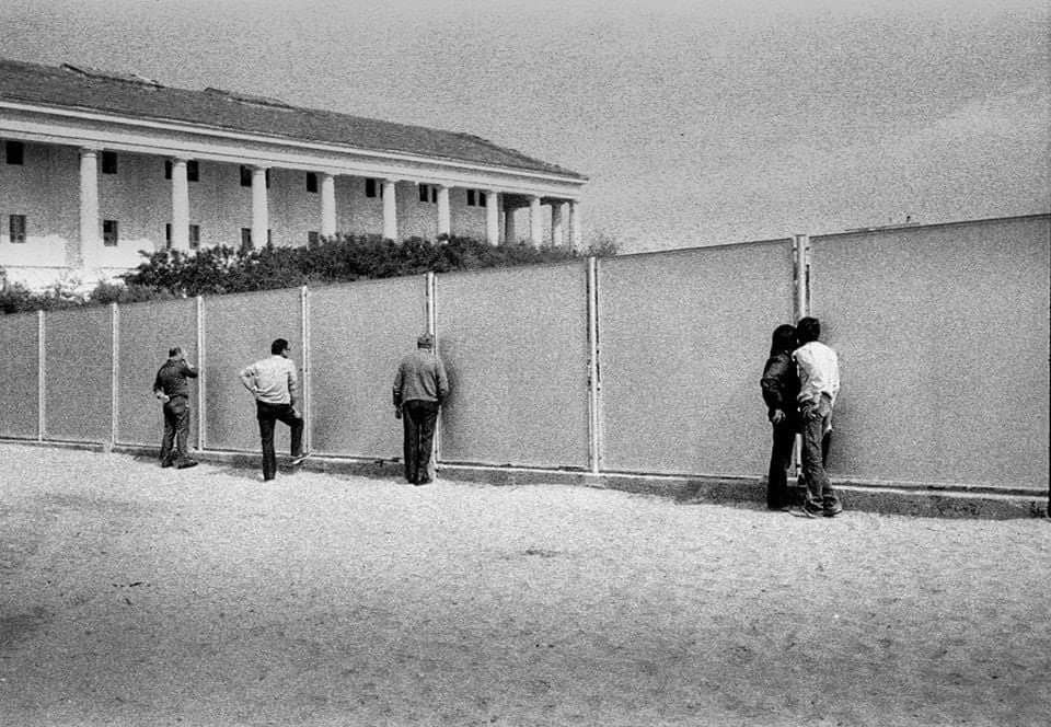 València, anys 1970. Mirons en la tanca mirant cap a dins del Balneari de Les Arenes.