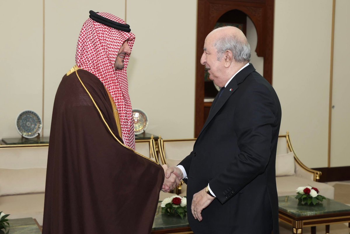 Algeria_MFA's tweet image. #صور استقبال رئيس الجمهورية، السيد @TebbouneAmadjid لصاحب السمو الملكي الأمير عبد العزيز بن سعود بن نايف بن عبد العزيز آل سعود.
 🇩🇿🇸🇦
facebook.com/share/p/1AQmL9…