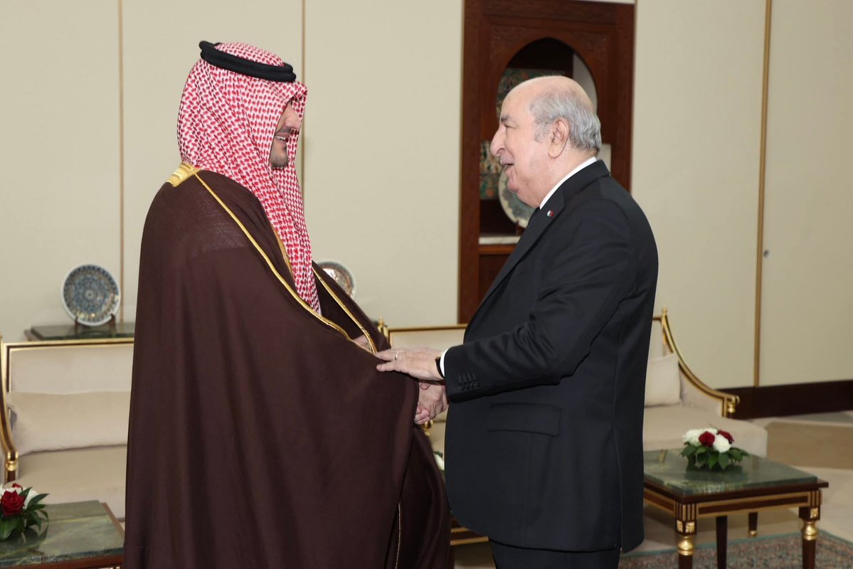 Algeria_MFA's tweet image. #صور استقبال رئيس الجمهورية، السيد @TebbouneAmadjid لصاحب السمو الملكي الأمير عبد العزيز بن سعود بن نايف بن عبد العزيز آل سعود.
 🇩🇿🇸🇦
facebook.com/share/p/1AQmL9…