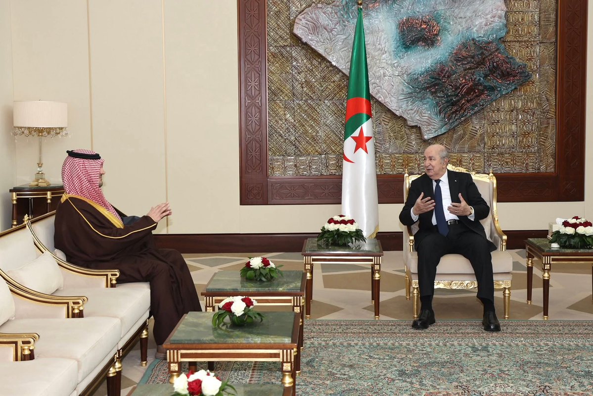 Algeria_MFA's tweet image. #صور استقبال رئيس الجمهورية، السيد @TebbouneAmadjid لصاحب السمو الملكي الأمير عبد العزيز بن سعود بن نايف بن عبد العزيز آل سعود.
 🇩🇿🇸🇦
facebook.com/share/p/1AQmL9…