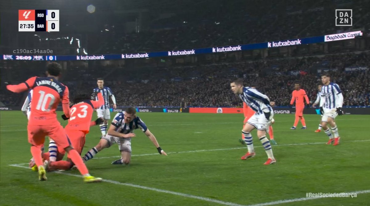 dev__god's tweet photo. 🚨 BREAKING: VAR frame selection MISTAKE on Lamine Yamal’s goal vs Real Sociedad 📷• Wrong frame used — doesn’t match Koundé’s first touch (Yamal’s foot clearly planted)
• Later frame chosen, altering offside call and misrepresenting the play. https://t.co/fH999mtbn7