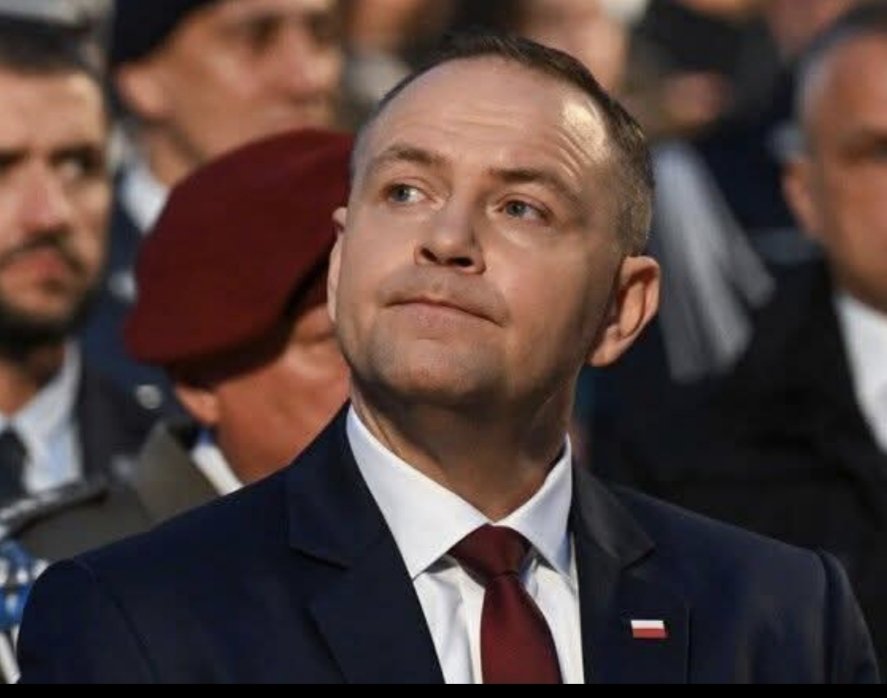 To że Trump jest debilem nikogo nie dziwi.
Zaprosić do stołu zbrodniarza Putina to groteska.
Zaproszenie Nawrockiego ,to podrzucenie kukułczego jaja.
Cóż zrobi Nawrocki?
Narazi się Trumpowi??
Spotka się z Putinem.?

Trump rozgrywa Nawrockieggo jak dziecko ‼️