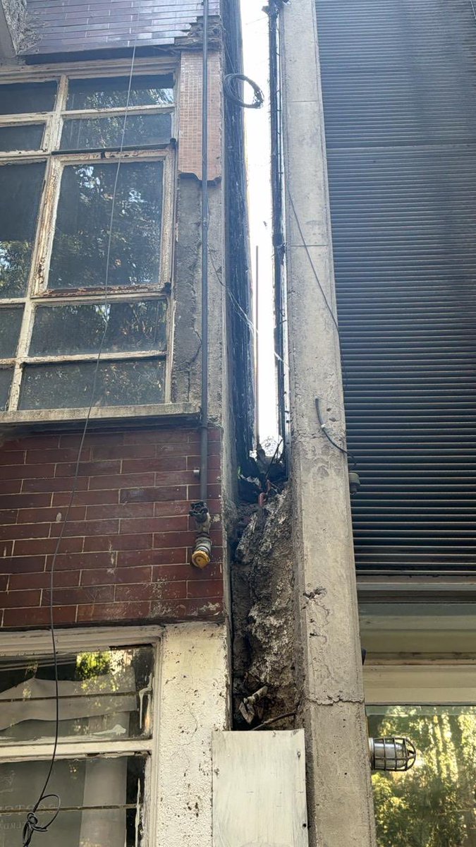 gabialmanzag's tweet photo. @AlcCuauhtemocMx Se reporta edificio ubicado en Amsterdam no. 138, Col. Hipódromo Condesa CDMX, el cual está visiblemente afectado que se ha dañado significativamente por los sismos registrados últimamente https://t.co/vHl2gtoqTM