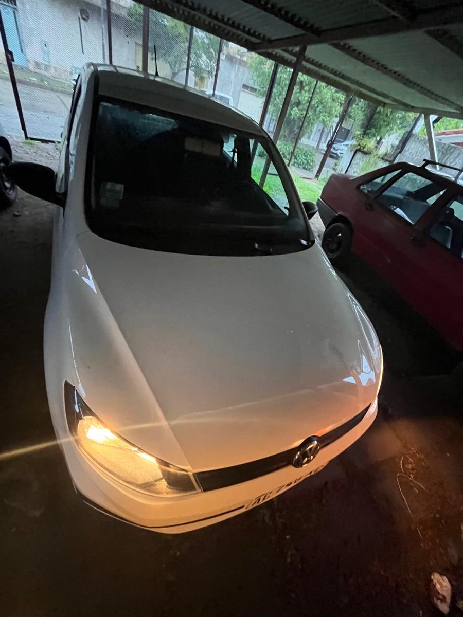 <a href="/Leoogomez_/">Leonel Gomez Rovenzon</a> Leo, el viernes pasado en rosario , zona sur le robaron así el auto a mi papá. A punta de pistola dos en una moto! Me ayudas a difundir? El auto ya tiene pedido de captura