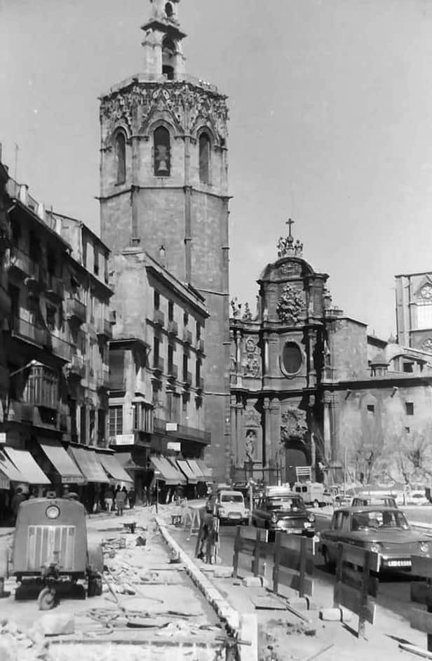 València, anys 1980. Plaça de la Reina en obres i plena de cotxes.