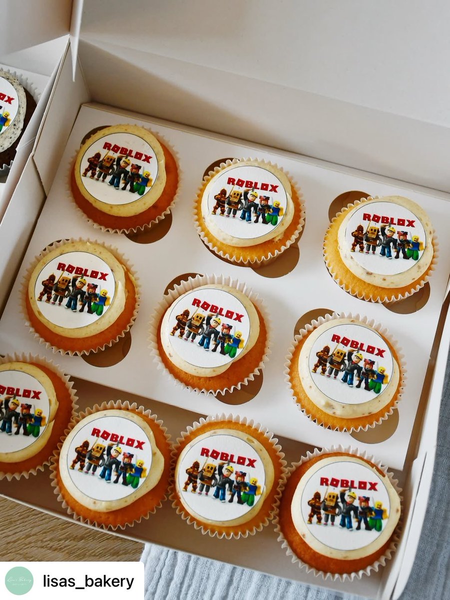 Cakeprint's tweet image. Deze prachtige Roblox taart met bijpassende cupcakes is gemaakt door Lisa van Lisa’s Bakery. Ze versierde deze heerlijke taart met eetbare prints. 

#lisasbakery #cakeprint #robloxtaart #eetbareprint