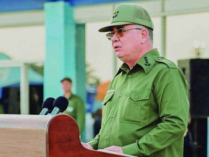 "Hermanos, hoy los recibimos convertidos en héroes; ustedes son un ejemplo d honor. Una lección p los q vacilan. Una advertencia p los q amenazan. ¡Gloria eterna a los caídos en la Patria d Bolívar y Chávez!"
Gral Cpo Ejército Lázaro Álvarez Casas.
#HonorYGloria #CubaVencerá