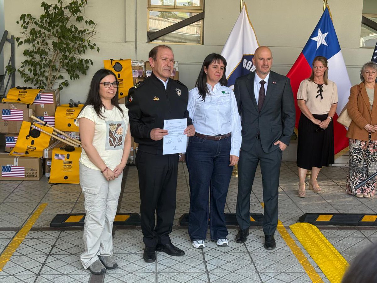 USAmbCL's tweet photo. Estoy aquí para hacer entrega de una donación de equipos a @bomberosdechile y @conaf_minagri, destinados principalmente a combatir los terribles incendios forestales que están azotando algunas zonas del país. EE.UU. acompaña a Chile en estos momentos difíciles. 
Lamento profundamente la pérdida de vidas humanas y envío mis más sinceras condolencias a sus familiares y amigos. 🇺🇸🤝🇨🇱