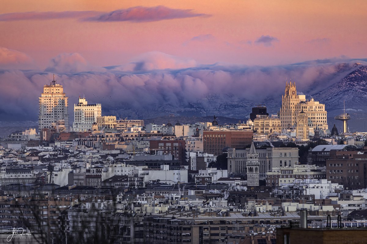 Torre de Madrid, Edificio España, Palacio de la Prensa, Edificio Generali, Edificio Telefónica, Faro Moncloa, etc. al amanecer de hoy lunes 19 de enero, desde Vallecas. Al fondo, nubes iluminadas por el sol, situadas entre La Peñota (1945 m dcha.), y Cabeza Líjar (izqda no se ve)