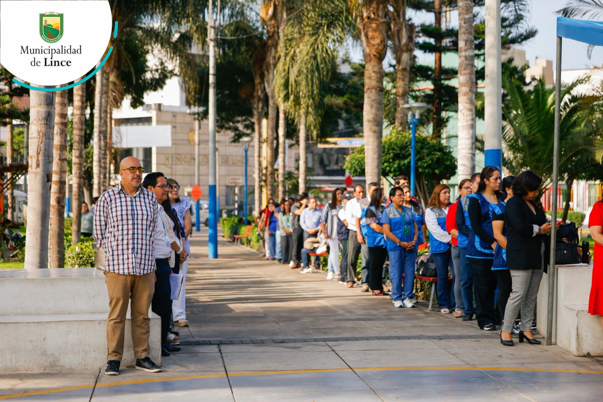 En #Lince, ser patriota es servir a nuestra comunidad con responsabilidad y amor. Hoy, los colores de nuestra bandera y nuestro distrito ondearon más alto que nunca en la Plaza Pedro Ruiz Gallo.
En cada izamiento, renovamos la promesa de trabajar unidos.