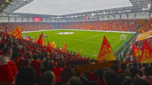 DegajSportscom's tweet image. Göztepe tribünleri maçın başından beri Fenerbahçe’ye sövüyor. Durduk yere.

Neden sövüyorlar? Ceza alacaklar mı? Dertleri ne? Başka bir takıma sövüyorlar mı?