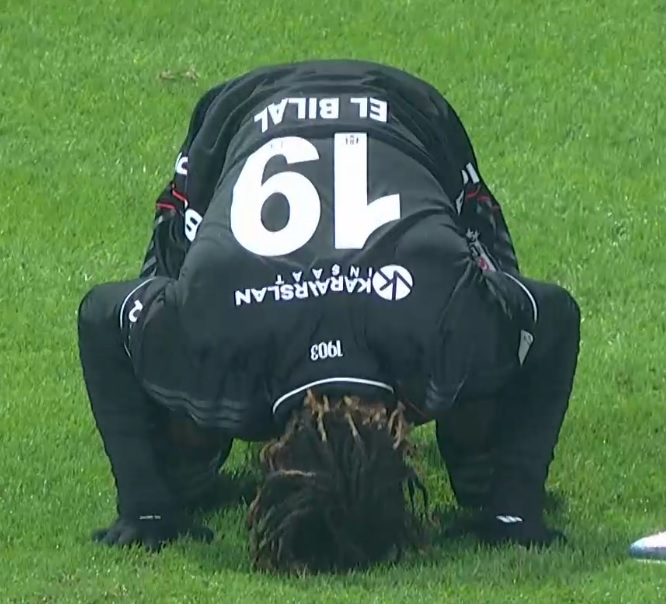 bosunatiklama's tweet photo. Beşiktaş'ta 90+5'te gol atan El Bilal Toure secdeye gitti. https://t.co/EjQQSnnkop