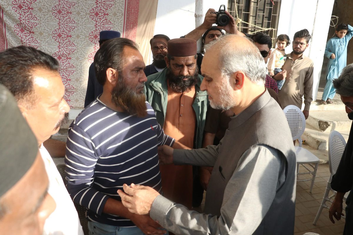 JIPOfficial's tweet photo. کراچی:امیرجماعت اسلامی پاکستان حافظ نعیم الرحمن گل پلازہ میں آتشزدگی کے دوران اپنی پیشہ وارانہ ذمہ داری ادا کرتے ہوئے جاں بحق ہونے والے فائر فائٹر مین فرقان علی کی رہائش گاہ فائر اسٹیشن ناظم آباد میں اہل خانہ اور فائر فائٹنگ یپارٹمنٹ کے عملے سے ملاقات،گہرے دکھ اور افسوس کا اظہار کرتے ہوئے تعزیت اور دعائے مغفرت کررہےہیں۔

 #GulPlaza