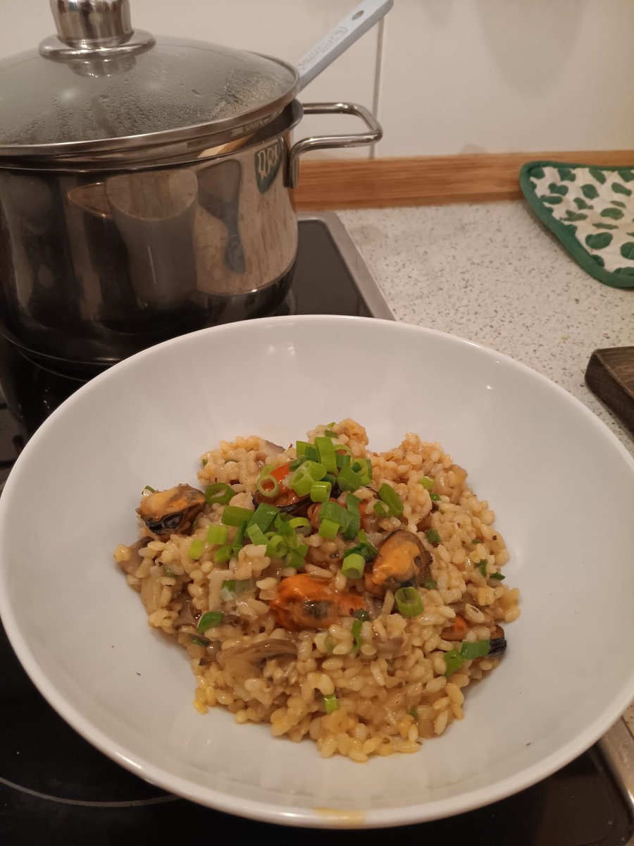 Bringing back my food posts with this mussel and mushroom risotto :)