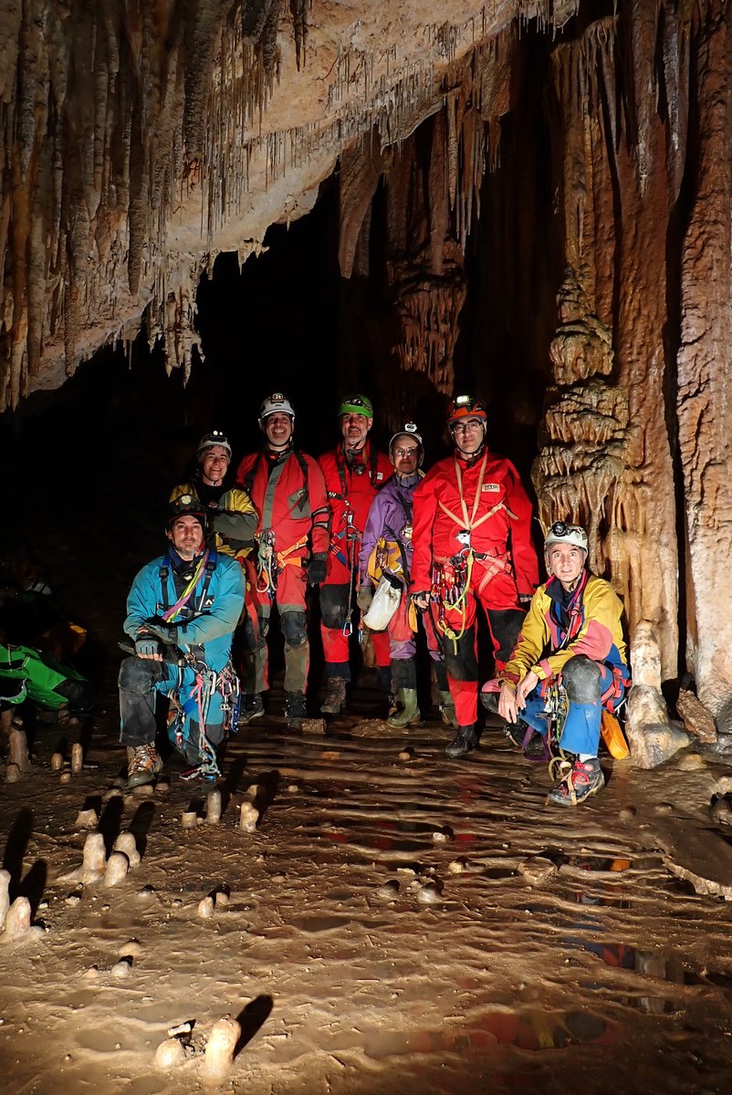 10/01 2026 ESPELEO: AVENC DELS TOPÒGRAFS (Alt Penedès)
Excursió amb CE Pica d'Estrats

És una cavitat popular entre espeleòlegs per la seva bellesa, tot i la seva curta longitud, destacant per la qualitat de les seves formacions calcàries.

#cepicadestats #gepe #espeleología