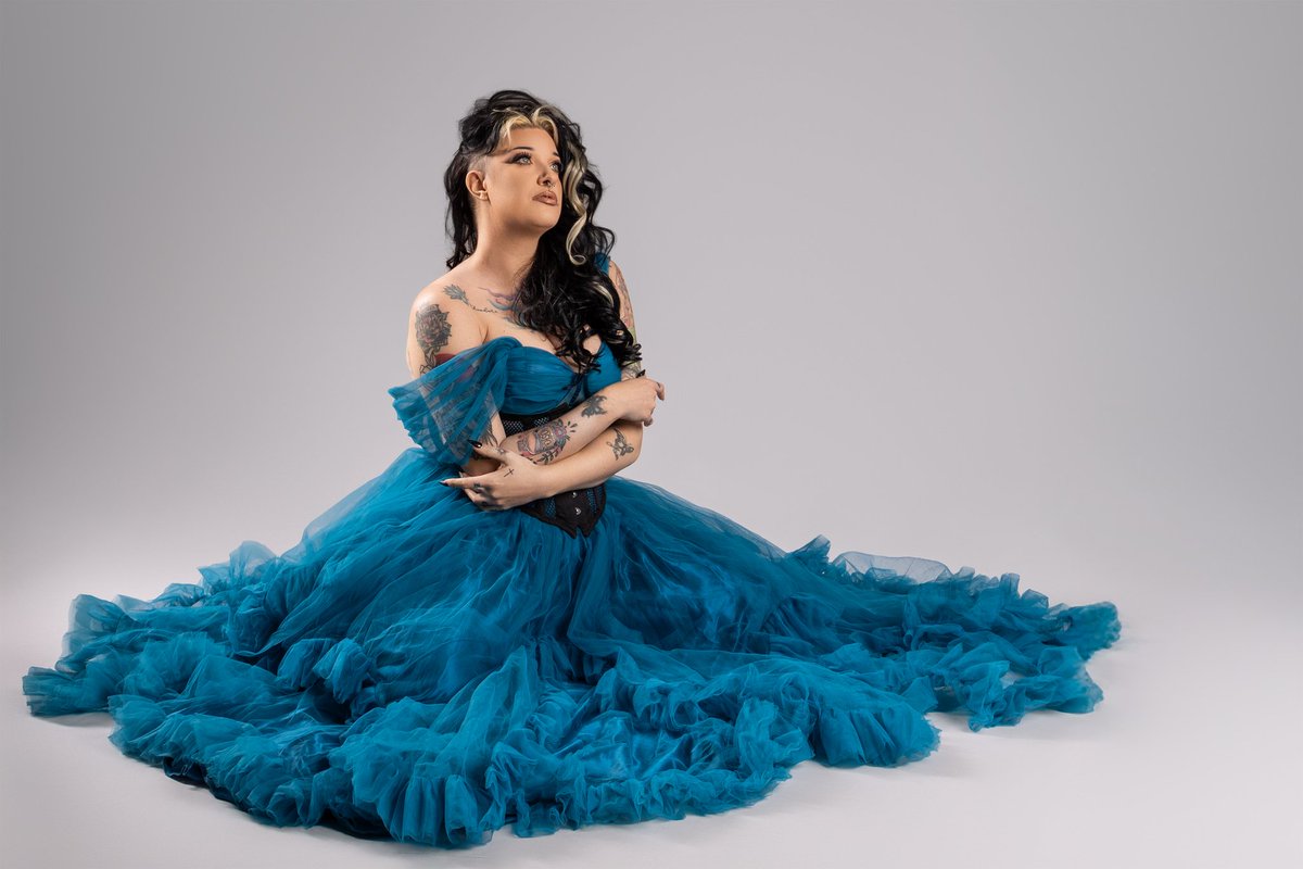 DamienRossPhoto's tweet image. Had a test shoot with this superstar. Victoria is a lovely person and fun to work with. Victoria is modelling for an event in a few weeks at my studio. 

More images to come from our test shot. 

#thedress #photography #model #portrait #studiophotography #tattoos 

@ThePhotoHour