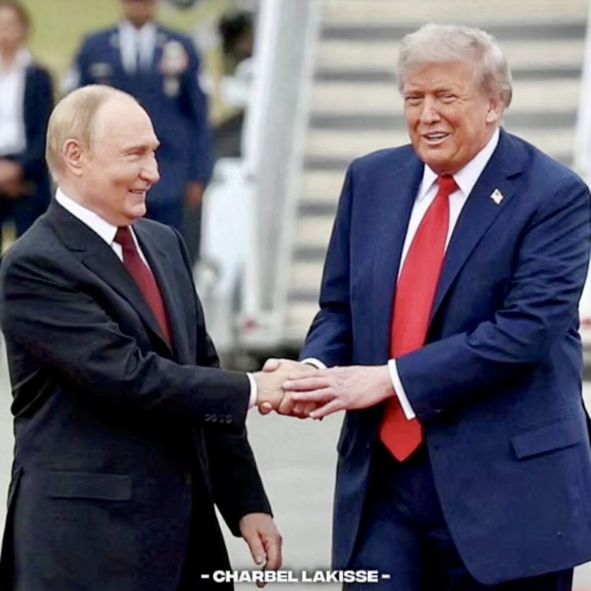 🚨 NOUVEAU COUP DE THÉÂTRE DIPLOMATIQUE 🚨

Donald Trump avance ses pions.
Le Kremlin confirme que Vladimir Poutine a reçu une invitation officielle pour rejoindre un nouveau « Conseil de paix », une initiative portée par Trump lui-même 🇺🇸🕊️

👉 Objectif affiché : créer une