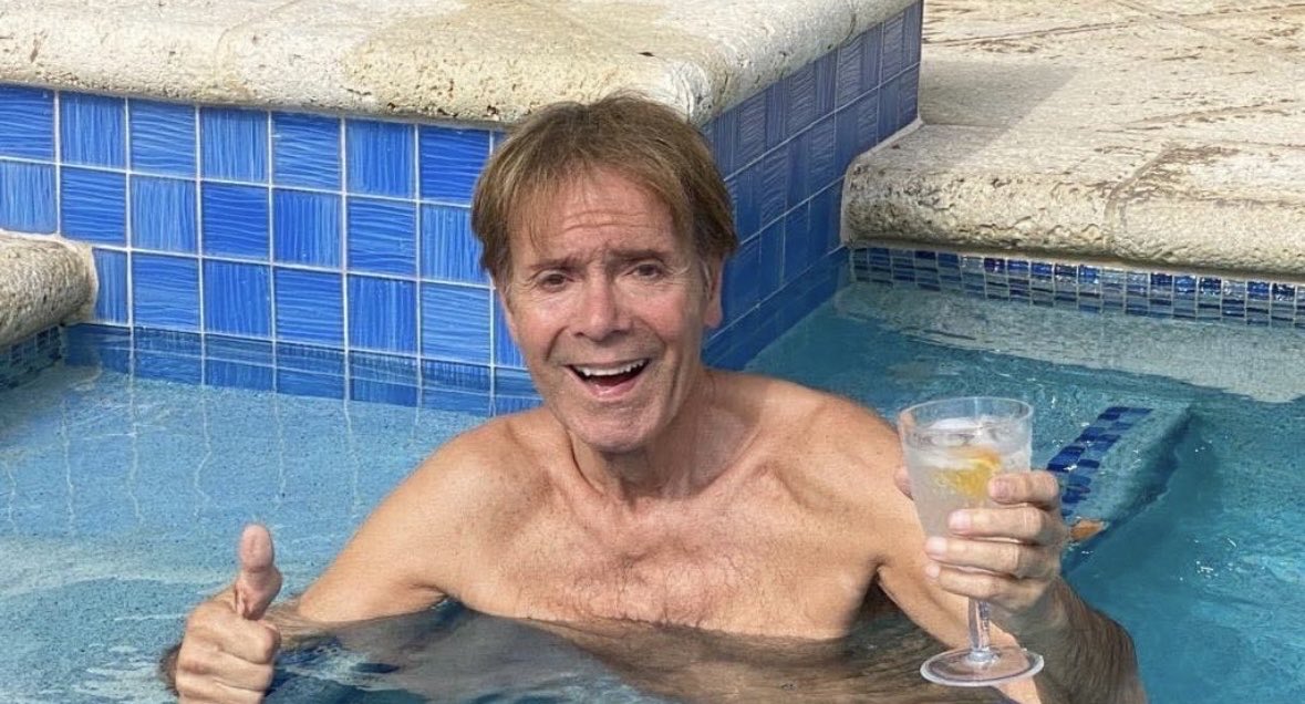 Morries wigs don’t come off .. even under water !