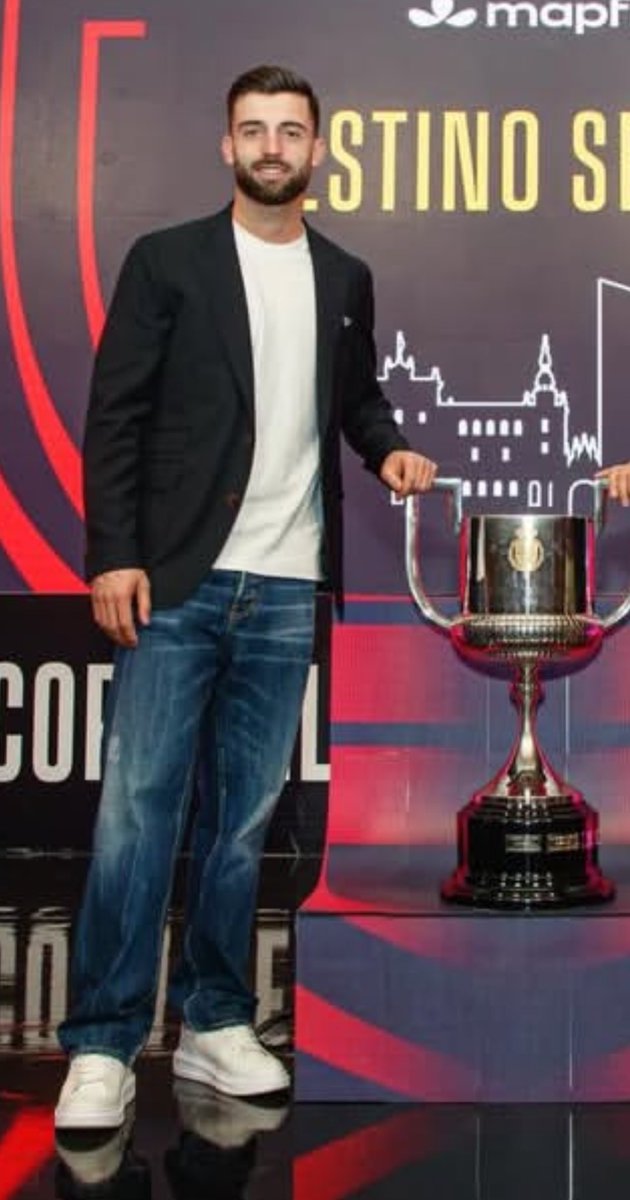 Te queda muy bien la copa. <a href="/AntonioSivera1/">Antonio Sivera Salvá</a>