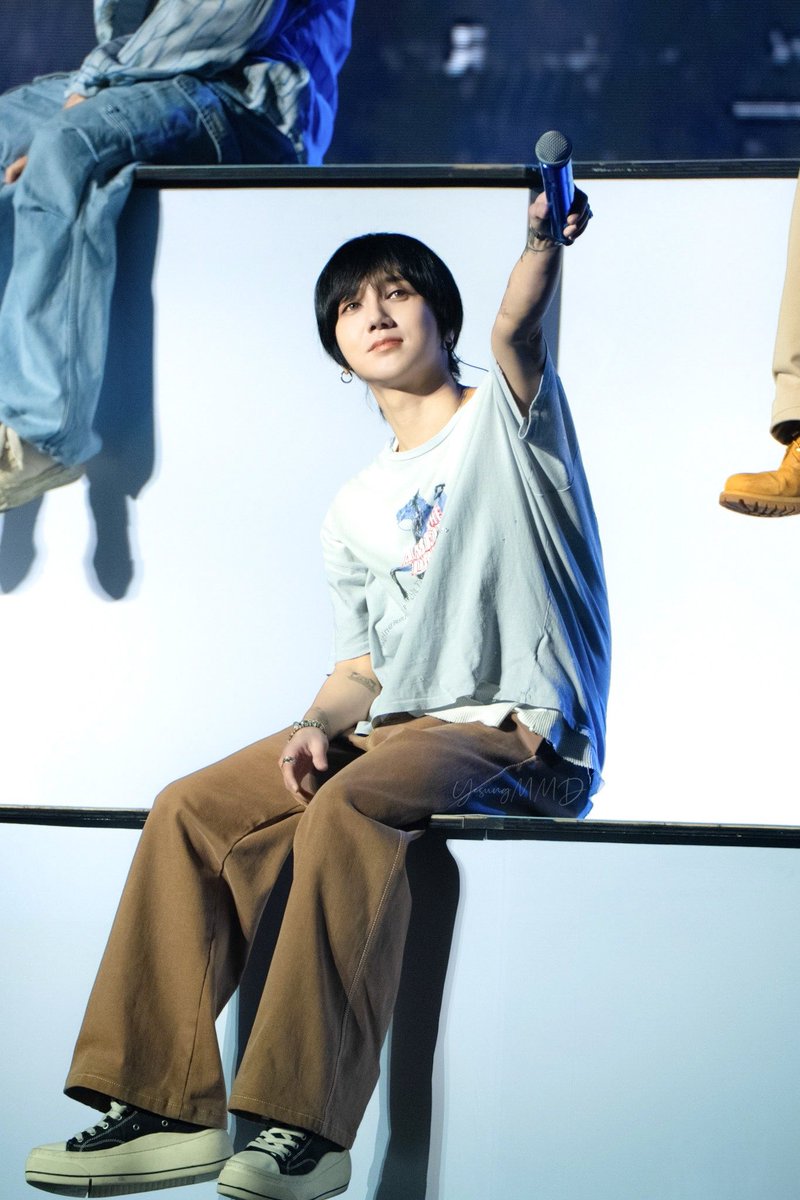 SUPER JUNIOR 20th Anniversary Tour <SUPER SHOW 10> in MACAU 

<a href="/shfly3424/">Yesung</a> 

看着粉絲唱歌的雲
眼中充滿愛💙

#SUPERJUNIOR #슈퍼주니어
#예성 #Yesung #イェソン #藝聲
#SUPERSHOW10