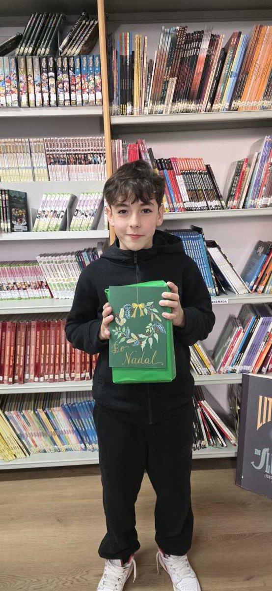 Así posan os gañadores do Concurso de Postais de Nadal!
Os nenos e nenas gañadores levaron para casa lotes de libros adaptados á súa idade, porque aquí pensamos que o mellor premio sempre é unha boa historia (ou varias). <a href="/CRibadavia/">Concello Ribadavia</a> #bibliotecasmunicipais #nadalnabiblioteca