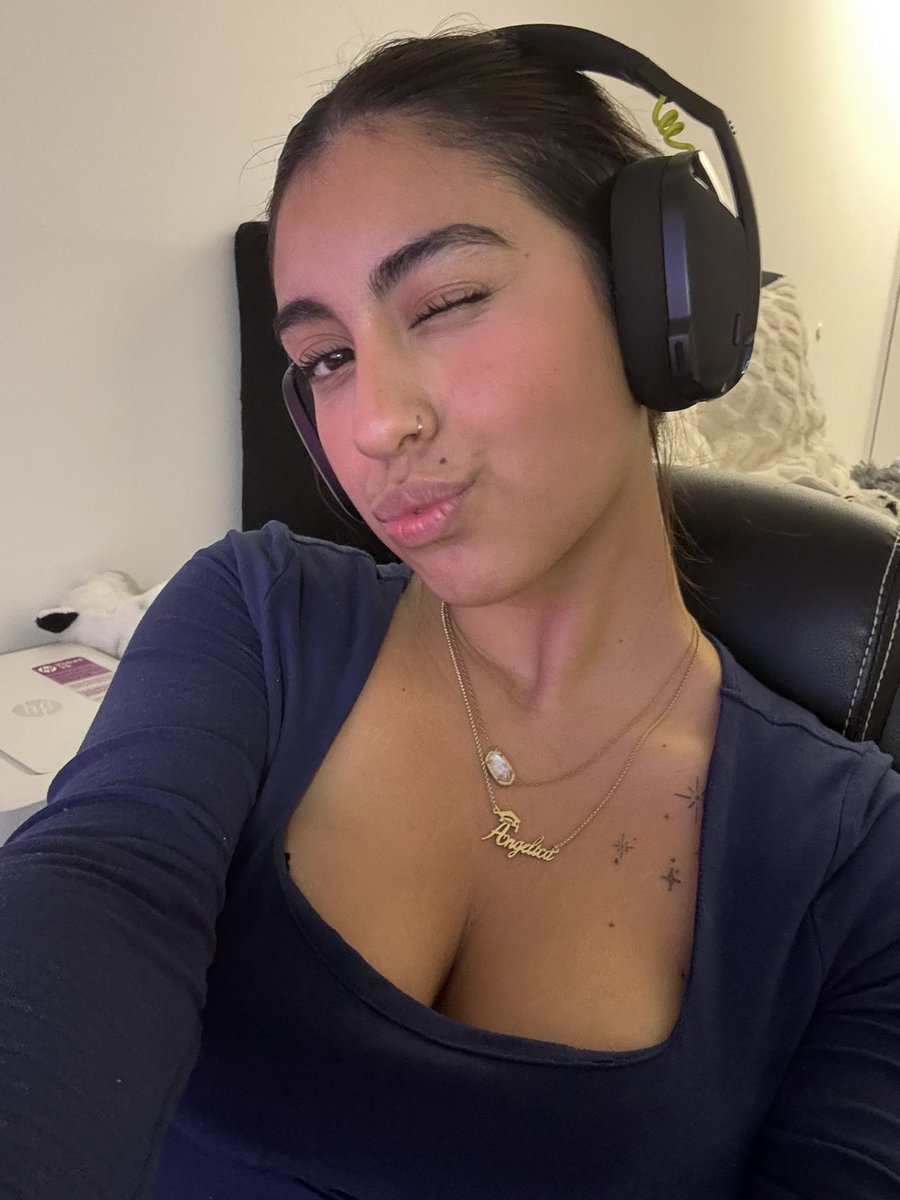 directo extensible, pasaros a saludar 🥹m.twitch.tv/laanyiyi/video…