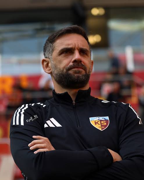 Ne yaptın 1-2 ayda beynini mi yedin ? Eşşek Mane’yi 90 da oyundan al yerine Burak kapacak koy. Sakat sakat Bilal’i sahada tut. Bu maç sana yazar hoca