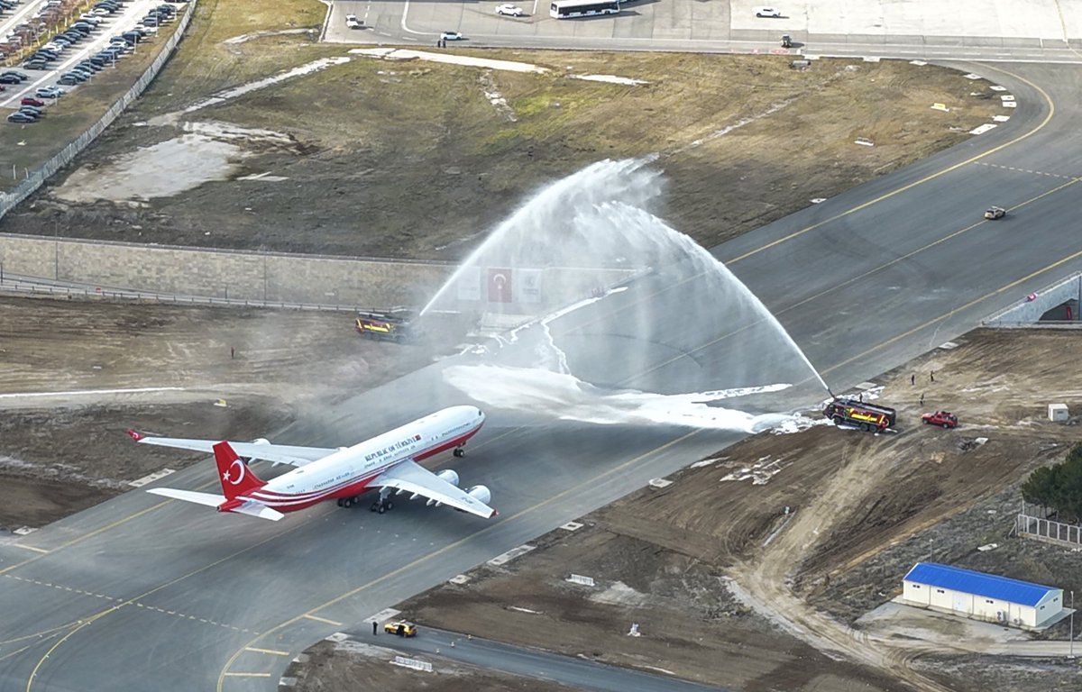 Sayın Cumhurbaşkanımız <a href="/RTErdogan/">Recep Tayyip Erdoğan</a>'ın teşrifleriyle gerçekleştirilen Esenboğa Havalimanı 3. Pist, Yeni Kule ve Tamamlayıcı Tesisler Açılış Töreni'nde ben de bu heyecana eşlik ettim.

Başkentimiz Ankara'ya ve aziz milletimize hayırlı, uğurlu olsun.