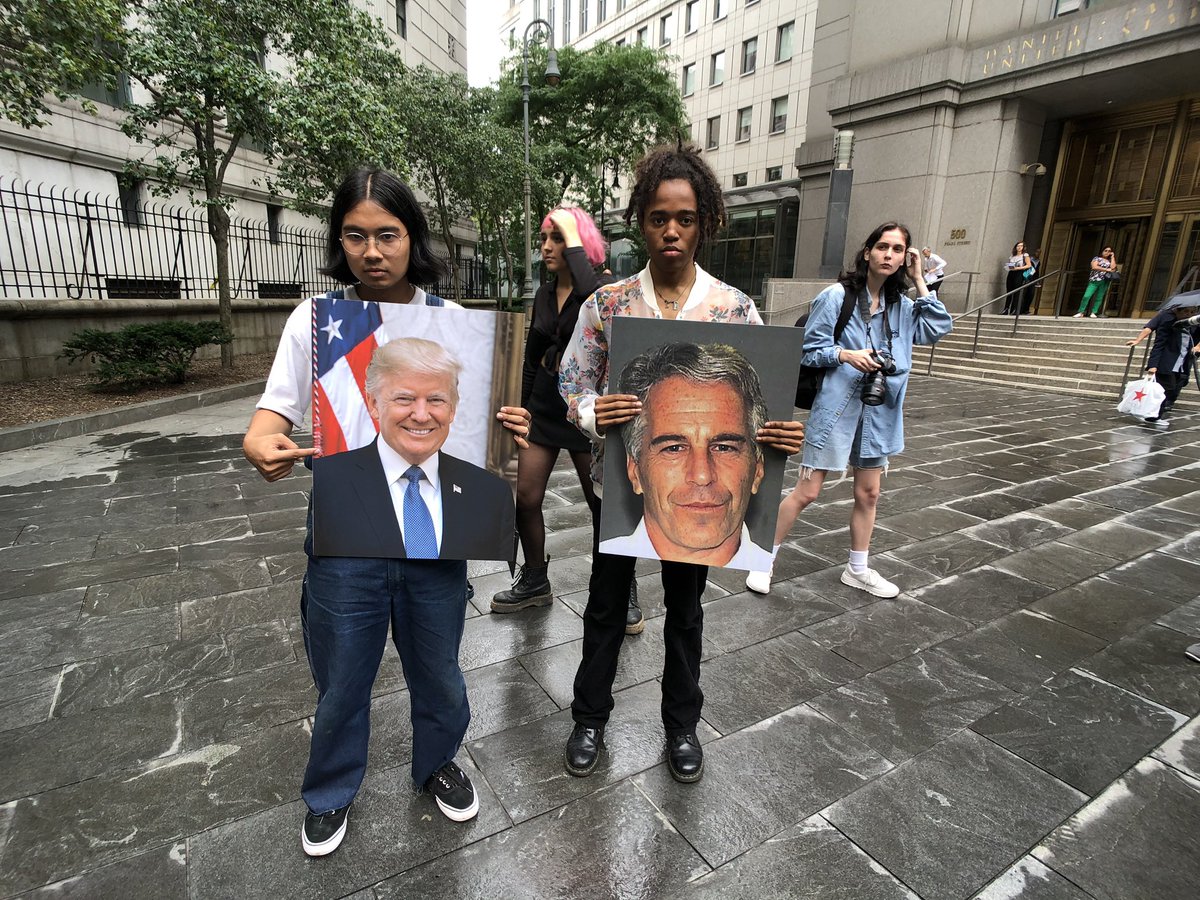 sandibachom's tweet image. 🔥🔥🔥 PAY ATTENTION:  It’s not about Minneapolis. It’s not about ICE. It’s not about immigration.  It’s not about Greenland. It’s not about Venezuela. It’s about this. Photo taken outside The Epstein’s arraignment July 2019