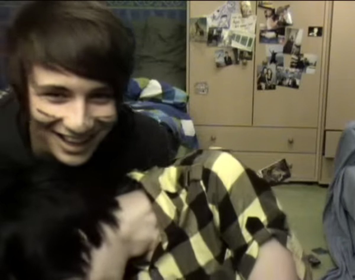 redstringphairy's tweet image. :(