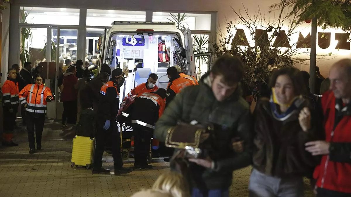 Han sido 24 horas largas para los #voluntarios de #ProteccionCivil de la provincia de #Cordoba 

Afrontan otra noche de trabajo en el apoyo logístico en el lugar del accidente, en el acompañamiento a los afectados, en la asistencia a las familias, en la información a los viajeros
