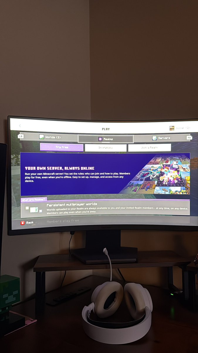 tonyaleebooth's tweet photo. @Minecraft why can i not access realms.?? Againnnnnnnn?????? https://t.co/eVIAfvWMMG