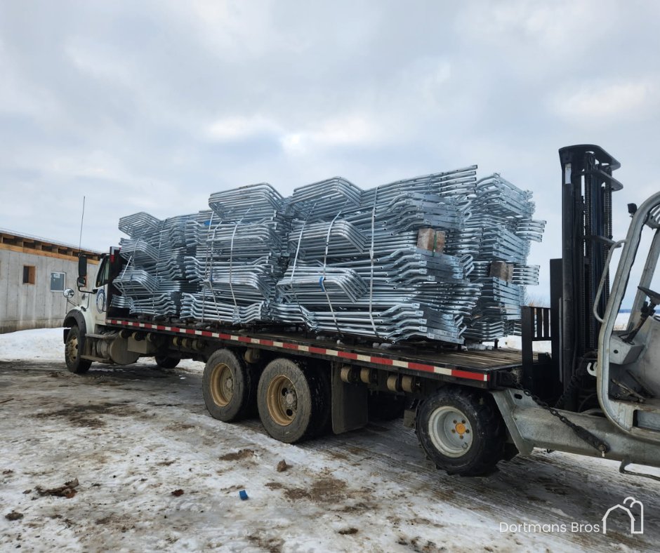 Stabling has arrived for our latest new build,  a sow farrowing operation.🐷
Another project moving forward with quality infrastructure designed by Cooperl 360 North America/ Vereijken and <a href="/PigEasyLLC/">PigEasy</a> , for animal comfort and efficiency.🐖 More updates coming.👏 Stay tuned.