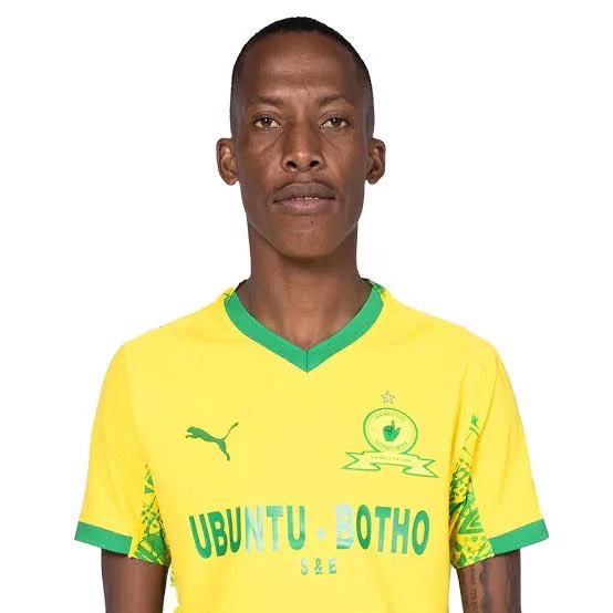 Punieyellow's tweet photo. 𝗧𝗛𝗔𝗡𝗞 𝗬𝗢𝗨, DIVINE 👆💛

After 5 incredible years, 4 league titles, 42 appearances, 2 goals and 2 assists, the Yellow Nation salutes and celebrates Divine Lunga 💛

Masandawana wish you the best as you begin the next chapter of your journey 🙌

#Sundowns #ThankYouDivine https://t.co/HIXTfseRTW