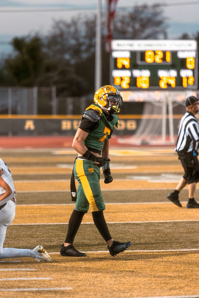 CHECK ME OUT COACHES‼️
TCAL MR. UTILITY 
WR/DB 
6’1 185
4.0 G.P.A
30rec 600 yds
11 TDS
3 INTS
12 PBU
WR 🎥: hudl.com/v/2TP5Ge
DB 🎥: hudl.com/v/2TP4yv