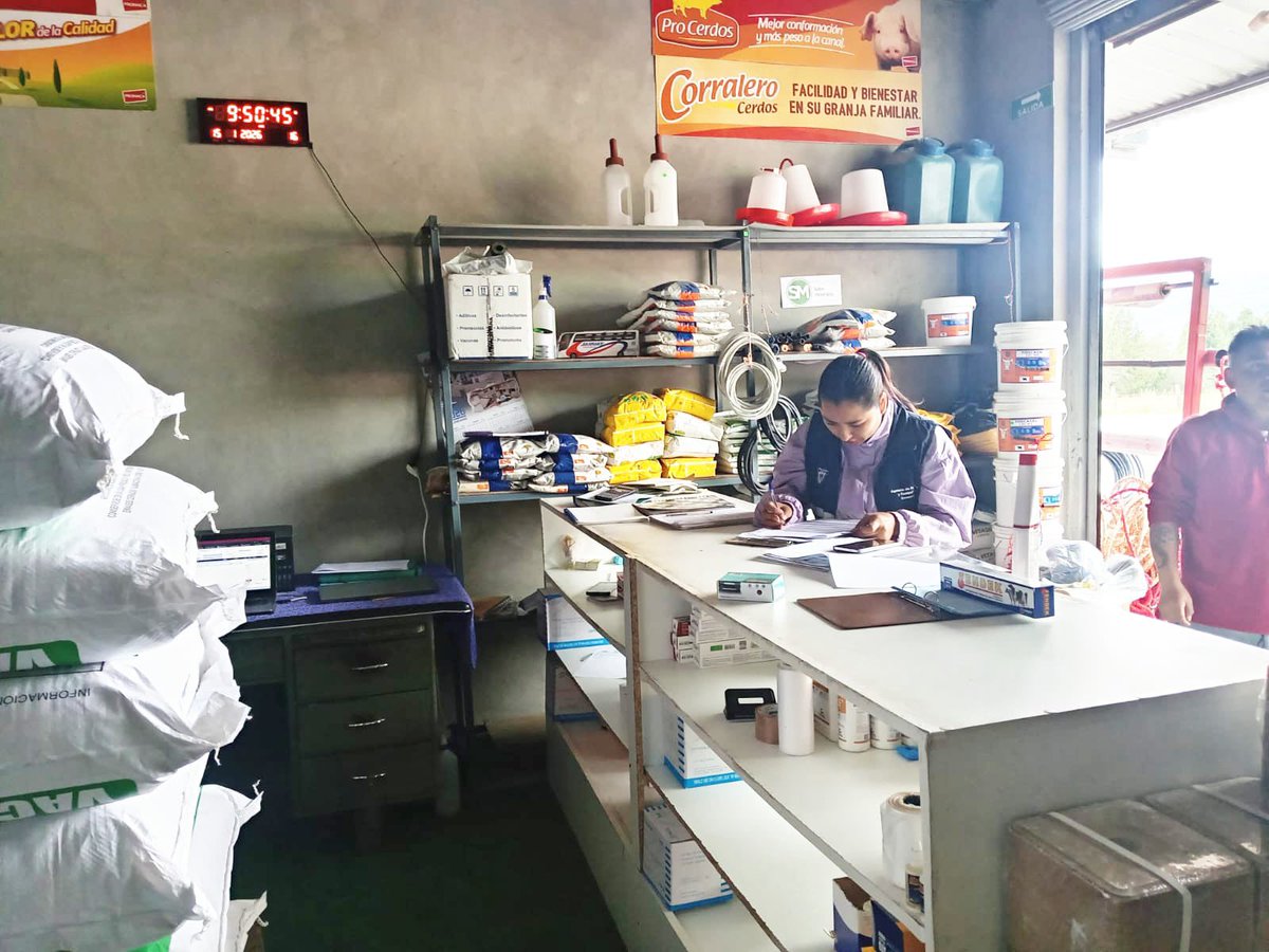 AgrocalidadZ6's tweet photo. #Cañar | 🔎 Realizamos control post registro en almacenes agropecuarios para verificar el cumplimiento de la normativa vigente, garantizando la correcta comercialización de insumos y el fortalecimiento del sector productivo. 🌱📋
#RegistroResponsable https://t.co/rm9HJtGlVX