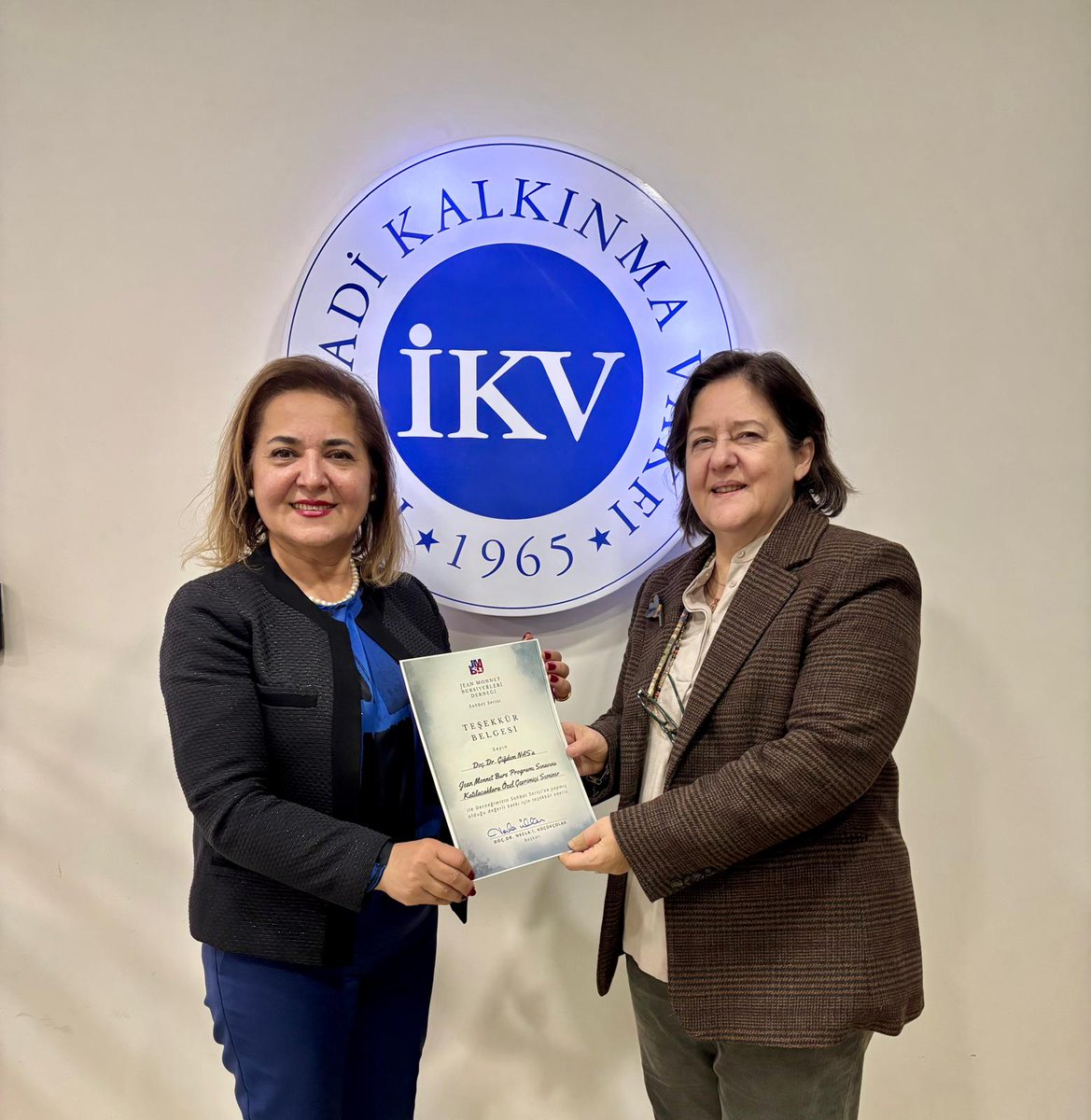 JeanMonnetAlum's tweet photo. Bugün, Jean Monnet Bursu yazılı sınavına hazırlanan değerli adaylarımızlaçevrimiçi bilgilendirme semineri gerçekleştirdik.
Dernek olarak adaylara destek olmaktan büyük memnuniyet duyuyor, 07.02.2026'da yapılacak yazılı sınavda gönülden başarılar diliyoruz.
#JeanMonnetBursProgramı https://t.co/e0eqxrj0C8