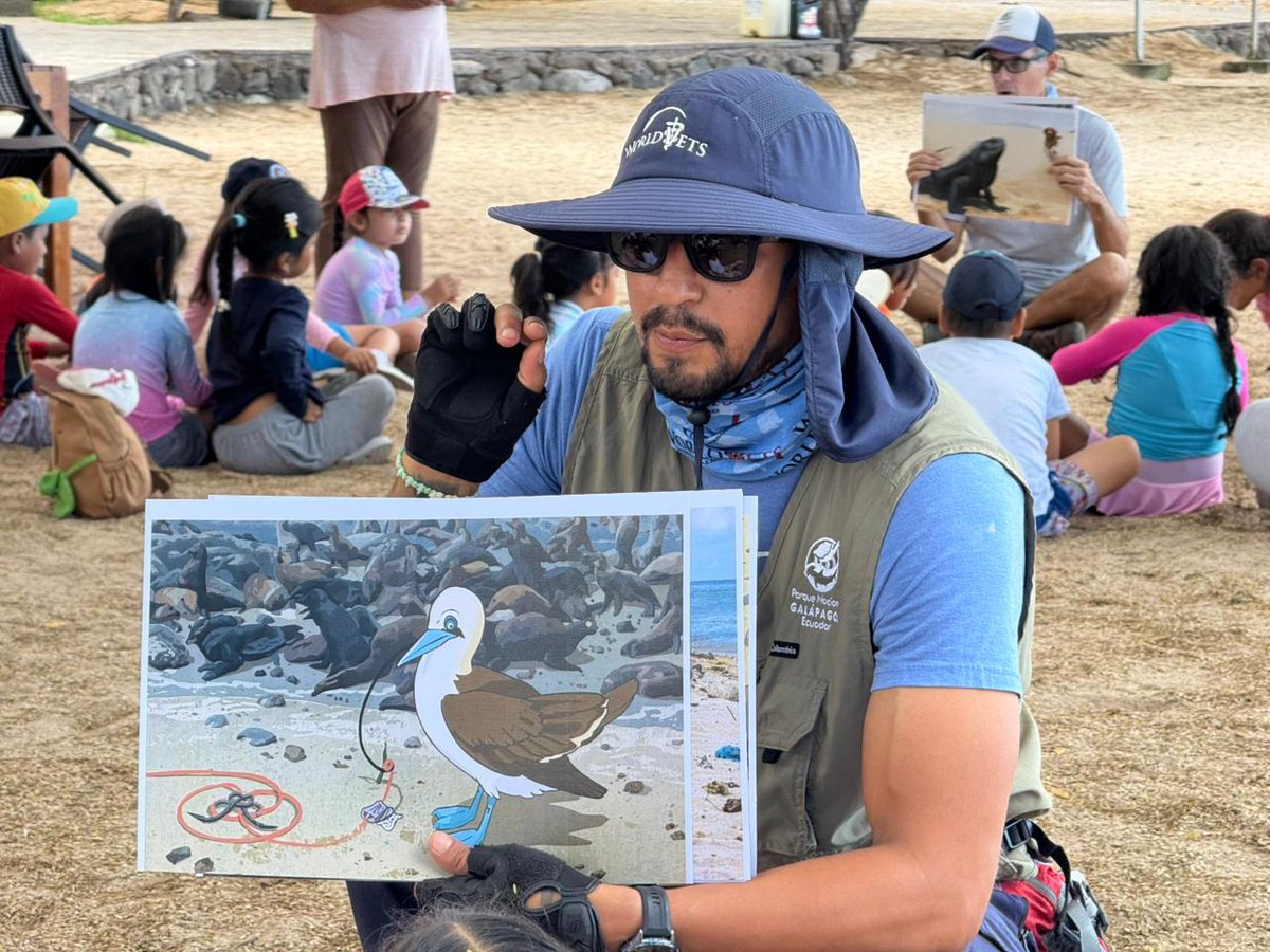 parquegalapagos's tweet photo. Educación ambiental que forma guardianes desde la infancia

La #DPNG junto a @Worldvets realizó una jornada educativa con niños y niñas de la U.E. Alejandro Alvear, fortaleciendo la Red de Respuesta Rápida (#RRR).

Aprendieron a:
* Cuidar la fauna silvestre
* Reportar casos oportunamente
* Trabajar junto a familias e instituciones

Así vinculamos a la comunidad y sembramos conciencia para proteger #Galápagos desde temprana edad.