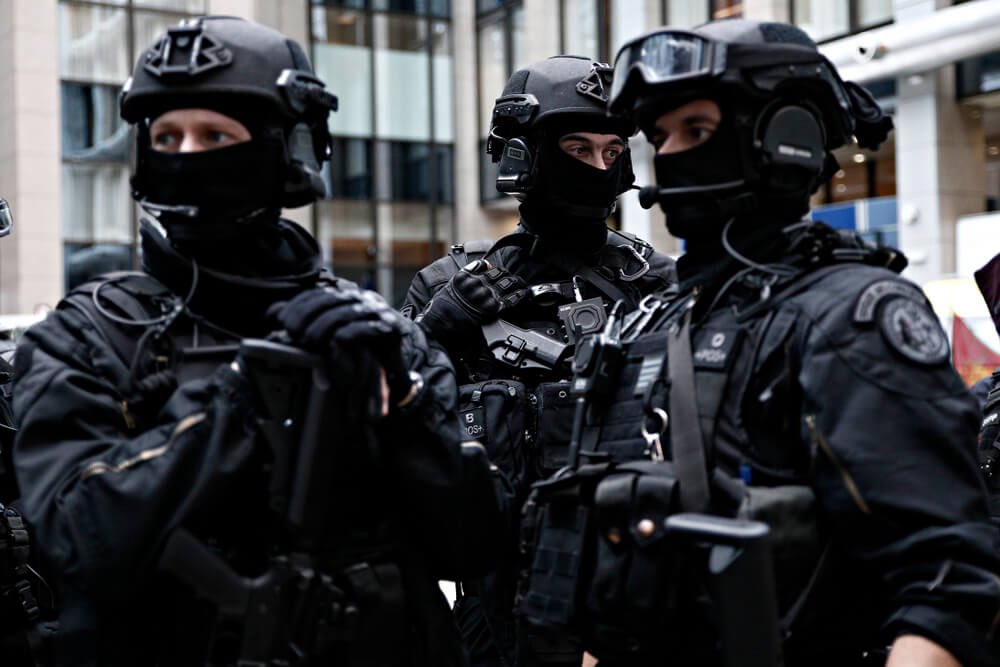 BastionMediaFR's tweet image. 🔴🇫🇷 𝗔𝗟𝗘𝗥𝗧𝗘 𝗜𝗡𝗙𝗢 — Un commando de 5 COLOMBIENS LOURDEMENT ARMÉS a été ARRÊTÉ à Lyon. Un véritable « carnage » évité de justesse.

Les cinq individus ont été interpellés en gare de Perrache, à Lyon. Ces ressortissants colombiens préparaient un important règlement de…