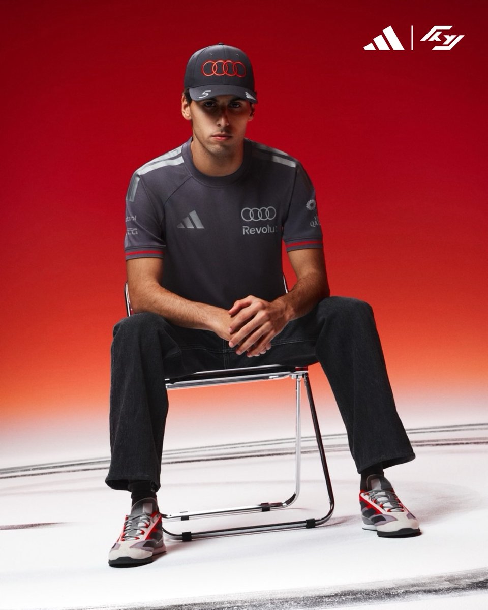 FormulaXtreme's tweet photo. ⚙️ De Kick Sauber a Audi F1.

🔴 Así se ve el salto a una nueva era en 2026.
La camiseta 2025 apostaba por un look agresivo; la 2026 redefine todo con un diseño más limpio, premium y alineado al estilo Audi.

¿Team pasado o team futuro?

#F1 #Formula1 #AudiF1 https://t.co/qAsGtM8NqM