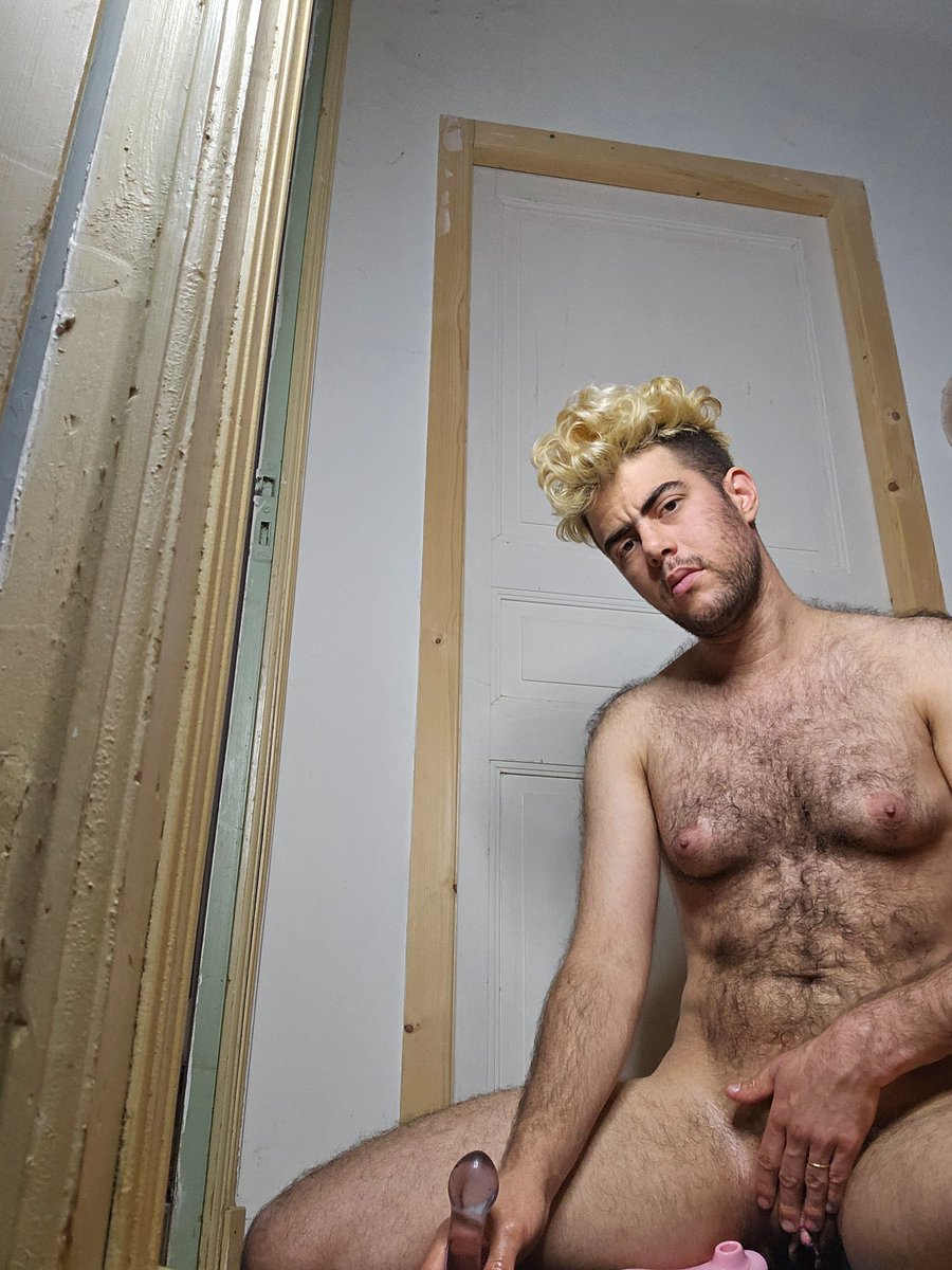 Chaud par ici 🥵 masturbating in the hallway✨️