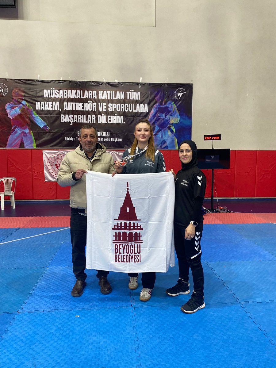 karaahmet_sefer's tweet photo. Gururluyuz! ✨

Taekwondo Büyükler İstanbul Birinciliği elemelerinde, İstanbul 2.’si olarak Türkiye Şampiyonası’na katılmaya hak kazanan Beyoğlu Belediyesi Spor Kulübü sporcumuz Aybüke Suçikar’ı tebrik ediyoruz.🏆 https://t.co/jxJ3zz5SkY