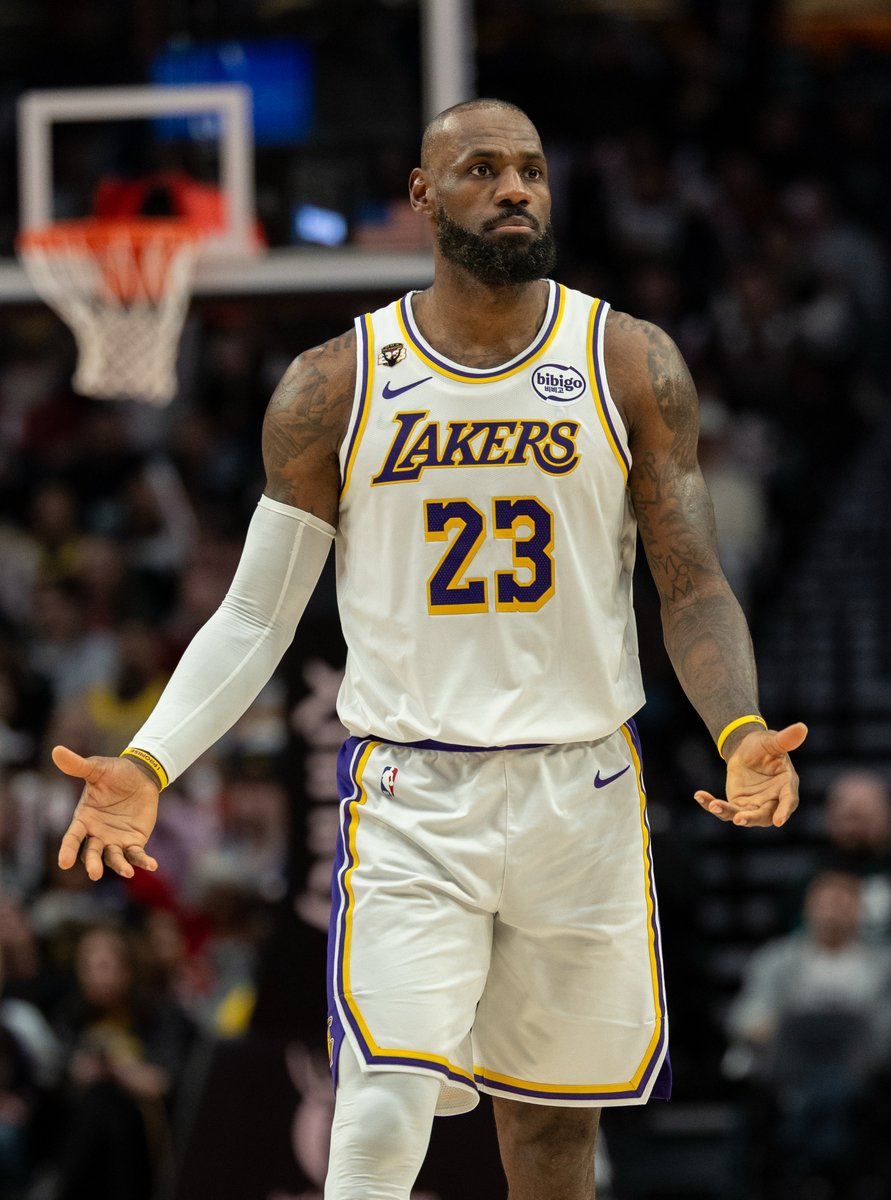 BleacherReport's tweet image. For the first time in 21 years, LeBron was not voted an All-Star starter 😳