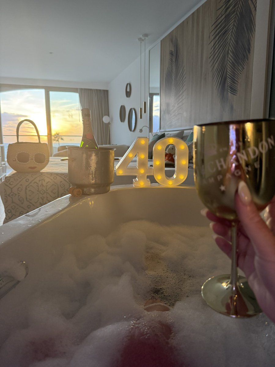 ShineBrightJill's tweet image. You can’t beat a #MoëtMoment on #MoëtMonday which clashes with #BlueMonday! Absolutely #TremendousTimes! 😁🏩🌴🌊🥂🍾🛁 #LivingTheDream 😉