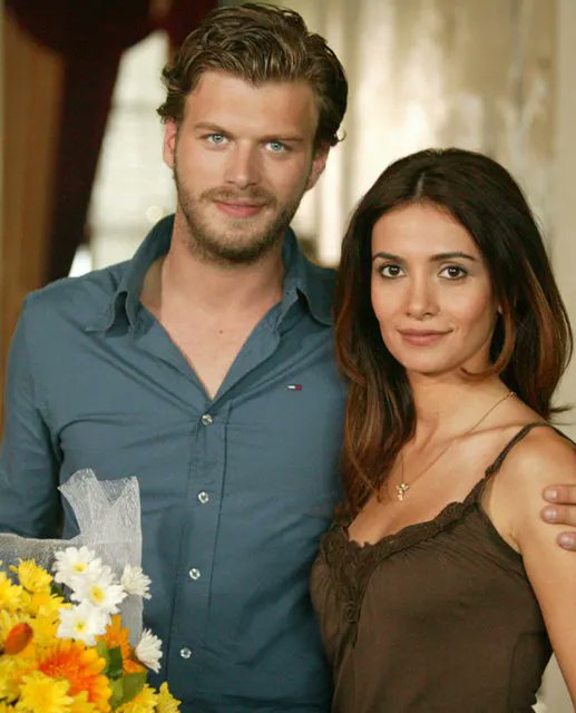 dizianaIiz's tweet image. Kıvanç Tatlıtuğ ve Songül Öden'in başrollerinde yer aldığı Gümüş dizisi, 21 yıl önce bugün ilk bölümüyle ekrana geldi.