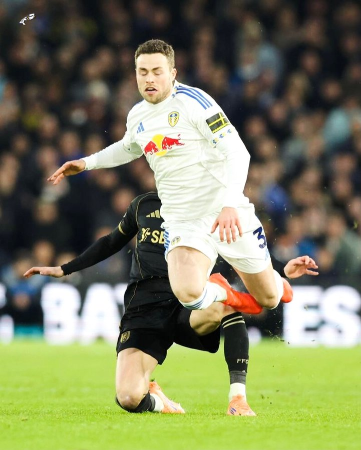 the_flying_pig's tweet photo. @talkaboutlufcv2 @LUFCFANZ0NE From the images above, mostly this one, it looks like yellow the correct call. Very clever foul by Wilson. https://t.co/oSwN8NGOmi