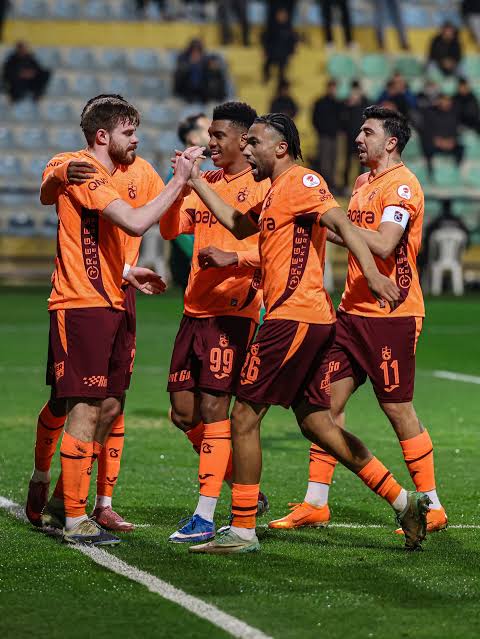 Trabzonspor'u kimler yönetiyor.
Trabzonspor'da neler oluyor.

Trabzonspor neden Galatasaray forması giyiyor.

Özünüze dönün Karadeniz uşağı olun dedikçe daha da Galatasaray uşağı oluyorlar.