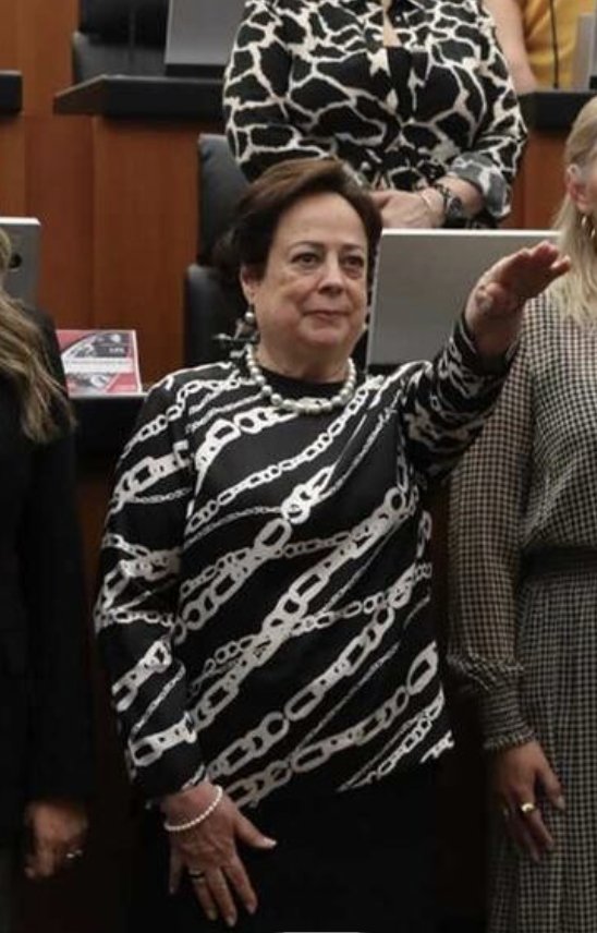 HalloweenSalem2's tweet image. ¡De no creerse!

Increíble pero cierto Mexico tiene en su embajada en Honduras como "embajadora"  a Martha S. Peón Sanchez (antes Susana Ireguas) de nacionalidad  Cubana y fue nombrada por AMLO , y tampoco tiene licenciatura, requisito obligatorio.