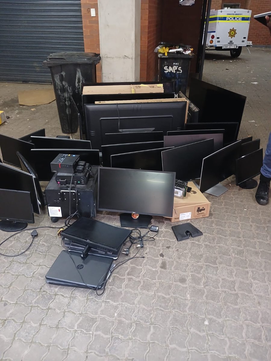 TheTruthPanther's tweet image. Johannesburg Flying Squad Arrests Five Illegal Foreigners Aged 22–38 in Separate Midrand and Yeoville Incidents, Recovers Three Stolen Vehicles, Seizes Suspected Stolen Property

Between Friday, 16 January, and Monday, 19 January, the Johannesburg Flying Squad apprehended five…