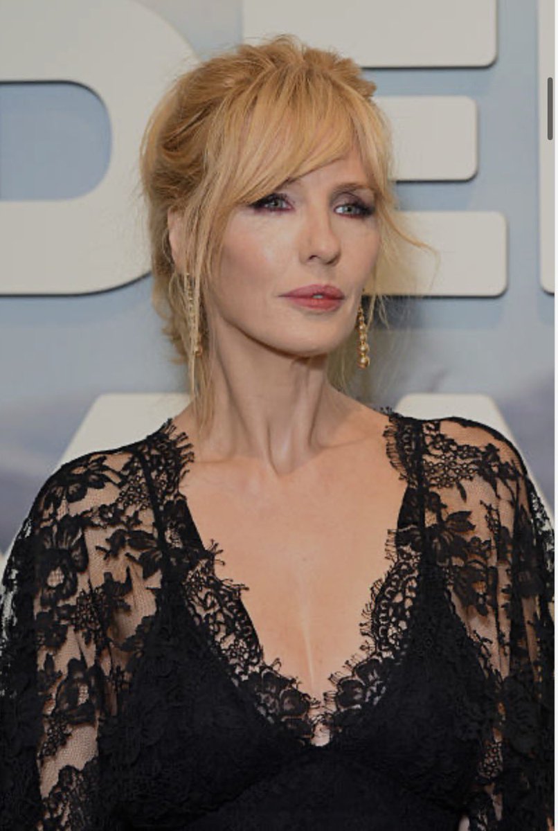 faeriereilly's tweet image. how is she even real???